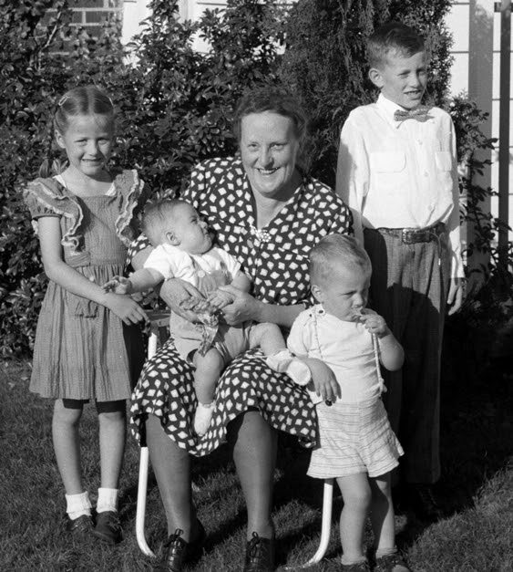 This photo shows Orma Sullivan with her four grandkids. She's holding a wiggly Bill. Nancy and Steve stand beside her, and Dave is in front.