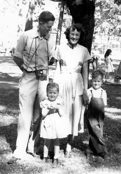 Steve, Nancy and parents in Grants Pass park.